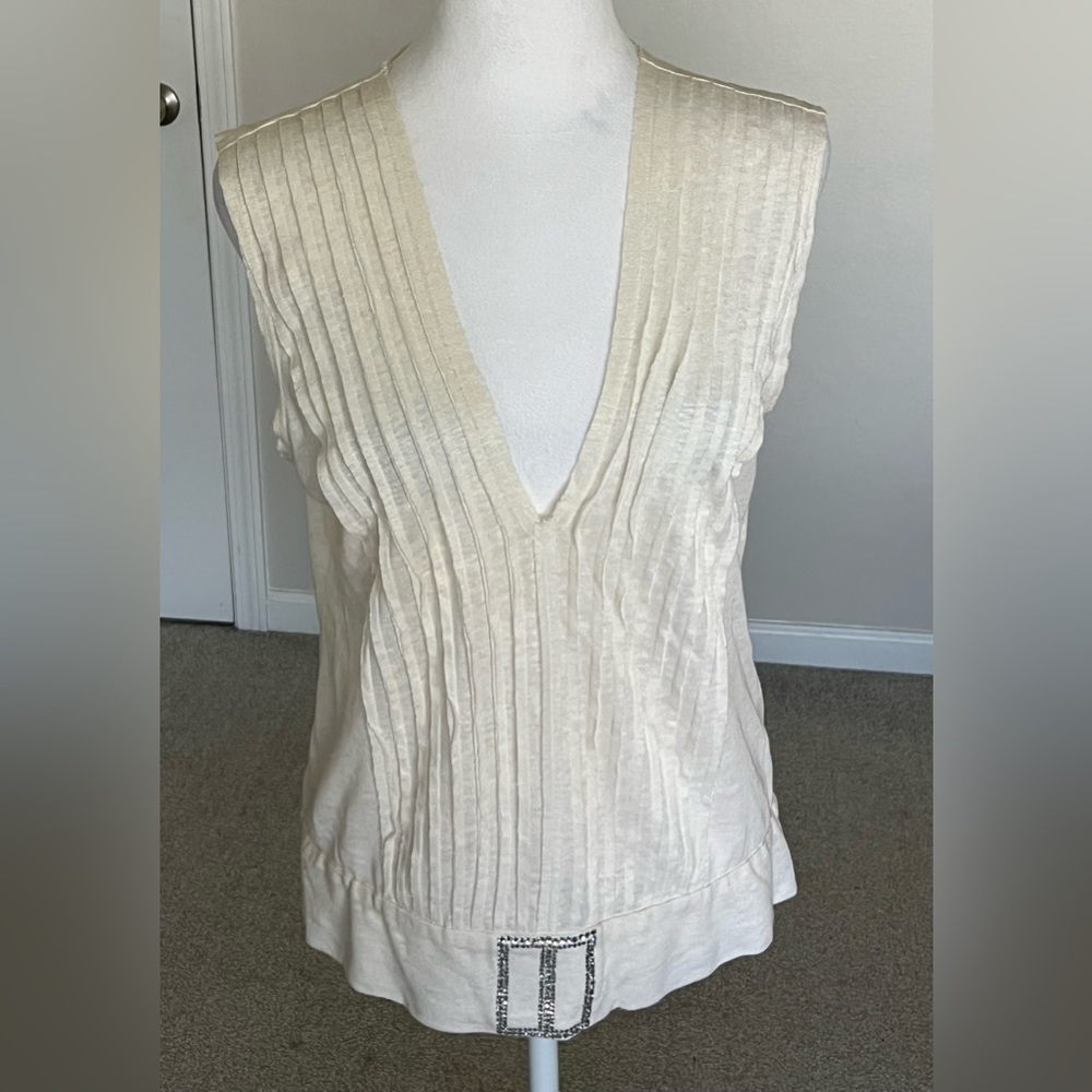 NWOT ISLI Cream Top with Silver Buckle Design V Neck Sleeveless Size Medium